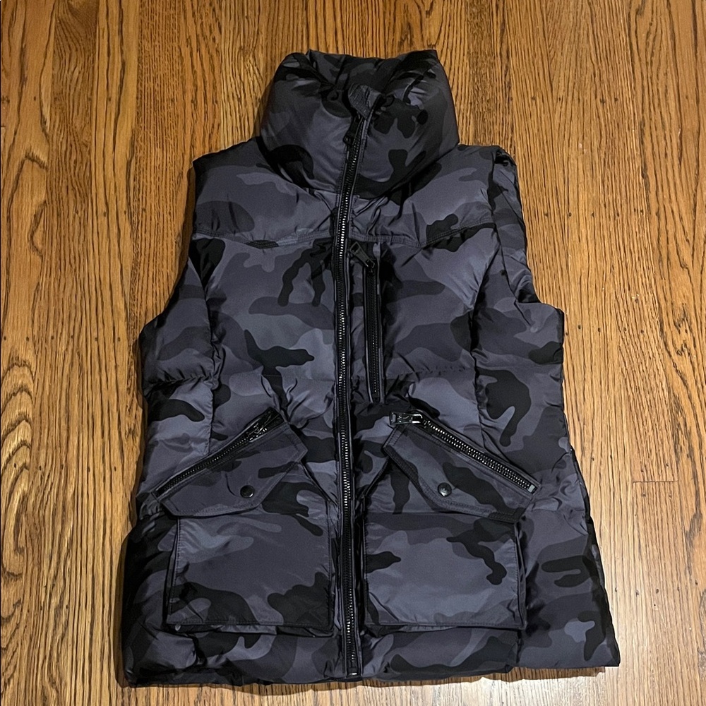 SAM. Vest